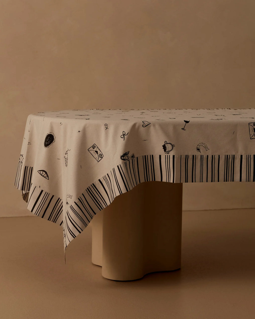 Olive's House Tablecloth — Black/ Beige