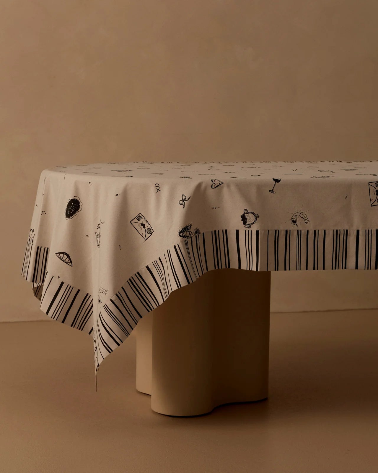 Olive's House Tablecloth — Black/ Beige